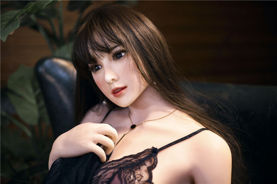 Boneka Asia Sexy 163cm Rambut Hitam Panjang Kulit Alam Dengan Pakaian renda Hitam Payudara Menengah